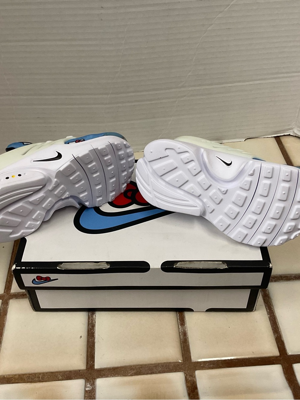 Nike Air Presto “Hello Kitty” Print Kids Sneakers - Picture 6 of 15